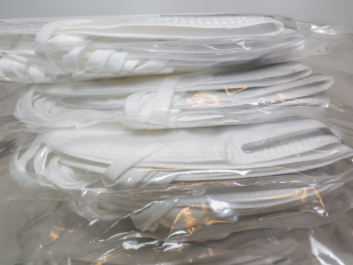 FFP2-Masken, © MC MEDIASTUDIO, Shutterstock Stapel verpackter FFP2-Atemschutzmasken