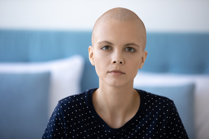 Haarausfall bei Krebstherapie, © fizkes, Shutterstock Junge Patientin mit Glatze