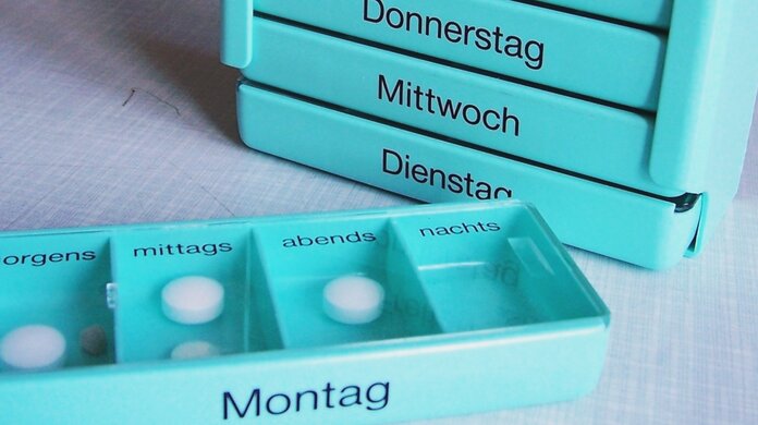 Dosierhilfe für Tabletten, © Krebsinformationsdienst, DKFZ Tabletten liegen in einer Dosierhilfe